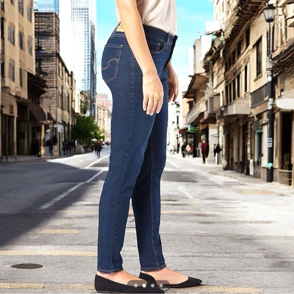 Levi’s signature gold label jeans. Next to new!